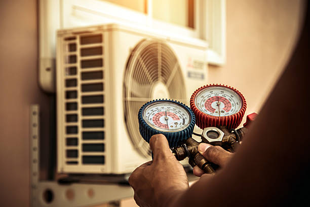 Professional Hvac technician working in Eatonville, FL